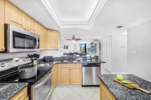 Beachfront condo in resort-style community with pool