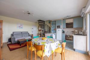 Appartements Un Balcon sur le Port - Place de parking vue mer : photos des chambres