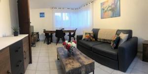 Appartements CHEZ MAMIE bas de villa exposition Est Sud Ouest Centre ville SANARY Tout peut se faire a pied : photos des chambres