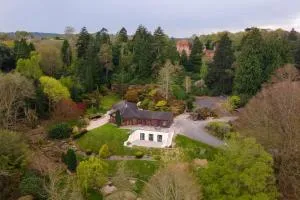 Modern country villa, stunning gardens and view - Withyham