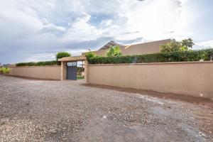 Villa Dalia, Personnels et option piscine