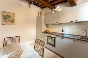 Keys of Italy - Maytreya - Albero 2 - Train station two bedroom flat 2nd floor