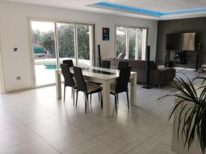 Villas very pretty contemporary villa with heated pool located in aureille in the alpilles, close to the center on foot. sleeps 4. : photos des chambres