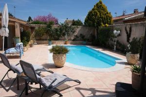 Maisons de vacances pleasant home with private pool and pool house - close to aix en provence, accommodates 4 people. : photos des chambres