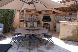 Maisons de vacances pleasant home with private pool and pool house - close to aix en provence, accommodates 4 people. : photos des chambres