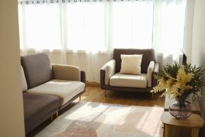 2BR Stylist Rare Find China Town