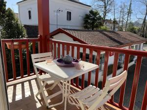 Appartements T2 calme avec terrasse, parking privatif, cuisine equipee, centre de Cambo-les-Bains - FR-1-495-112 : photos des chambres