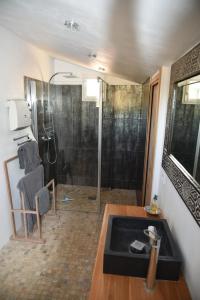 Maisons de vacances magnificent detached villa with heated swimming pool and jacuzzi, in aureille, in the alpilles IJ 8 people : photos des chambres