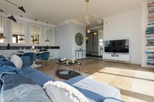 Royal Garden Apartment in Wilanow by Renters Prestige