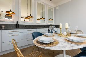 Royal Garden Apartment in Wilanow by Renters Prestige