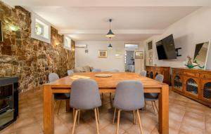 Amazing Home In Kolocep With Wifi 