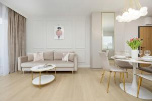 Stylish Apartment with Balcony 7th Floor by Noclegi Renters