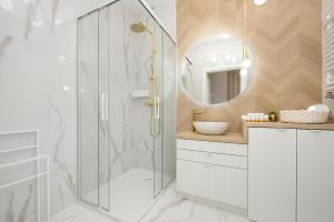 Stylish Apartment with Balcony 7th Floor by Noclegi Renters