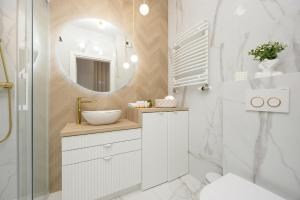 Stylish Apartment with Balcony 7th Floor by Noclegi Renters