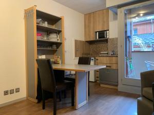 Appartements Studio 4 Pers avec Balcon et Wifi au Centre de Brides-les-Bains, Proche Thermes et Remontees Mecaniques - FR-1-512-278 : photos des chambres