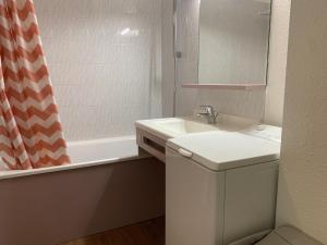 Appartements Studio 4 Pers avec Balcon et Wifi au Centre de Brides-les-Bains, Proche Thermes et Remontees Mecaniques - FR-1-512-278 : photos des chambres