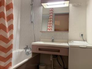 Appartements Studio 4 Pers avec Balcon et Wifi au Centre de Brides-les-Bains, Proche Thermes et Remontees Mecaniques - FR-1-512-278 : photos des chambres