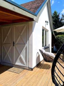 Biały domek nad jeziorem Selment