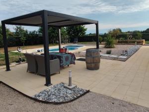 Maisons de vacances La Bastide avec piscine privee, petanque et climatisation : Maison 3 Chambres