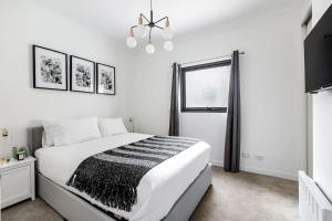'Flinders Lane Flair' Compact City-centre Comforts