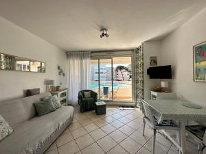 HYEBOUG Appartement pour 4 personnes dans résidence avec piscine situé sur le port dHyères