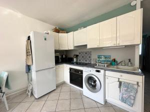 HYEBOUG Appartement pour 4 personnes dans résidence avec piscine situé sur le port dHyères