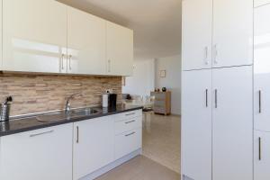 3 bedroom apt close to the beach