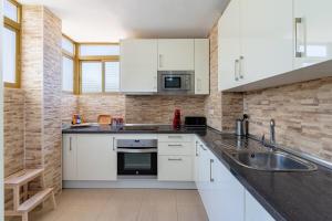 3 bedroom apt close to the beach