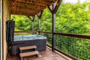 Modern Chalet, Hot Tub, Game Room, Theatre, Views 3 King Suites and Bunk Room, Great for Families and Friend Groups Alike, Unmatched Location 10 Mins to Gatlinburg, 24 Hr Hospitality, Seasonal Fireplace, Dog Friendly