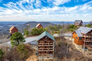 Dog Friendly Cabin, Hot Tub, 10 Mins to Dollywood , 3 Decks with Views, Sleeps 10, Near Parkway & Smoky Mountains, Cozy Living Space, 24H Support