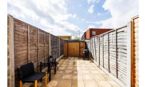 Shortlet Express, Large 4 bedroom house, 2 baths in East Ham