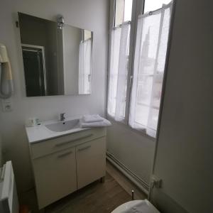 Hotels Logis Hotel & Restaurant Le Saint Savinien : Chambre Double Classique