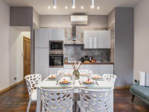 The Best Rent - Three-bedroom apartment near Piazza Barberini