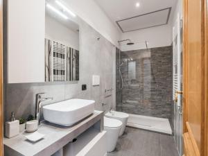 The Best Rent - Three-bedroom apartment near Piazza Barberini