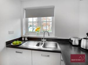 Bracknell 2 Bedroom House Garden Parking