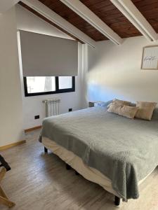 Apartamento hasta 4 personas con jardin, parrilla y, estacionamiento gratuito Ubicado cerca de la ciudad y, a 20 minutos del cerro Catedral