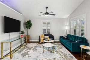 Family Home in Oakwood, 12 Mins to Campus, Patio, Washer Dryer, 2 Bathrooms, Utilities and Internet Included, Great for Students or Families, Charming Oakwood-Lincoln Park Home, 10 Walk to Dining, 24 Hour Hospitality Team