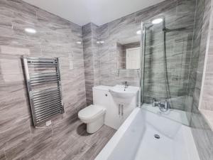 Elegant City Apt: 1-BR Luxury