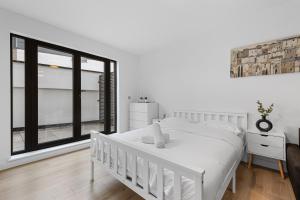 3 Bedroom Sleep12 in London MR2