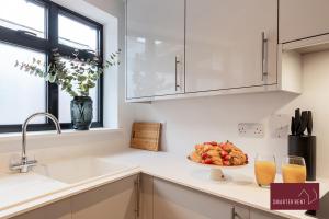 Modern 3 Bedroom Apartment - Wokingham