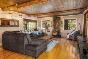 Cedar Ridge Hot Tub BBQ Sleeps 8 - 4hvězdičkové hotely ve městě Oakhurst