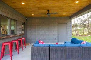 ADA Accessible Dog Friendly Home with Patio, Yard Ample Parking, Great for Families, 12 Mins to Broadway, 12South, Geodis Park, 24 Hr Hospitality