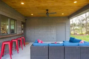 The Drummond - ADA-Friendly Springtime Escape - Bakertown