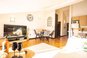 Sunny Portside Apartment