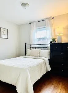 Charming and Convenient 3br 1ba apt - fully furnished and equipped - fast Internet - Stickney