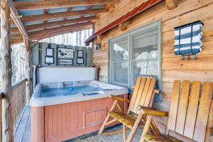 Quaint Dahlonega Cabin with Cavenders Creek Access!