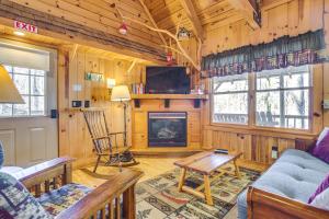 Quaint Dahlonega Cabin with Cavenders Creek Access!