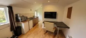 2 village apartments only 2.2 miles from the Refinery - 乌瑟比