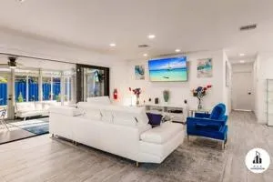 BnB Hyperion - Sunny Oasis w Pool & Florida Room - Cypress Harbor