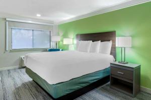 King Room with Roll-In Shower - Mobility Access/Non-Smoking room in Best Western Cordelia Inn